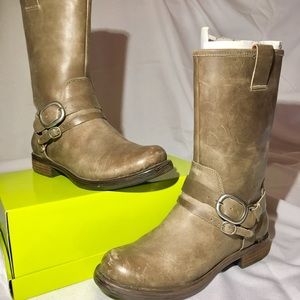 Lucky Brand Women’s hibiscus leather boots.